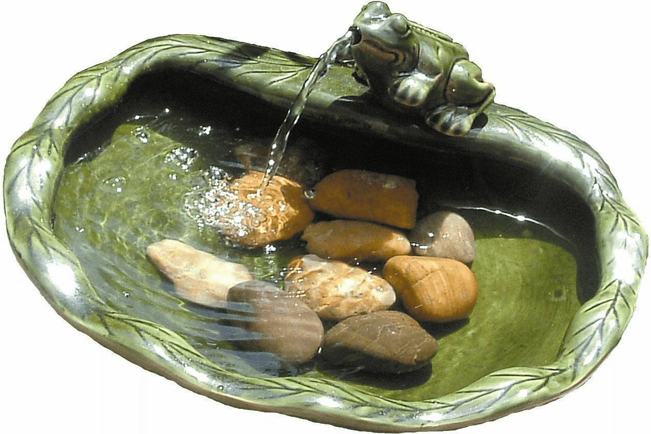 Primrose London Ceramic Solar Frog Water Feature Fontaines de jardin