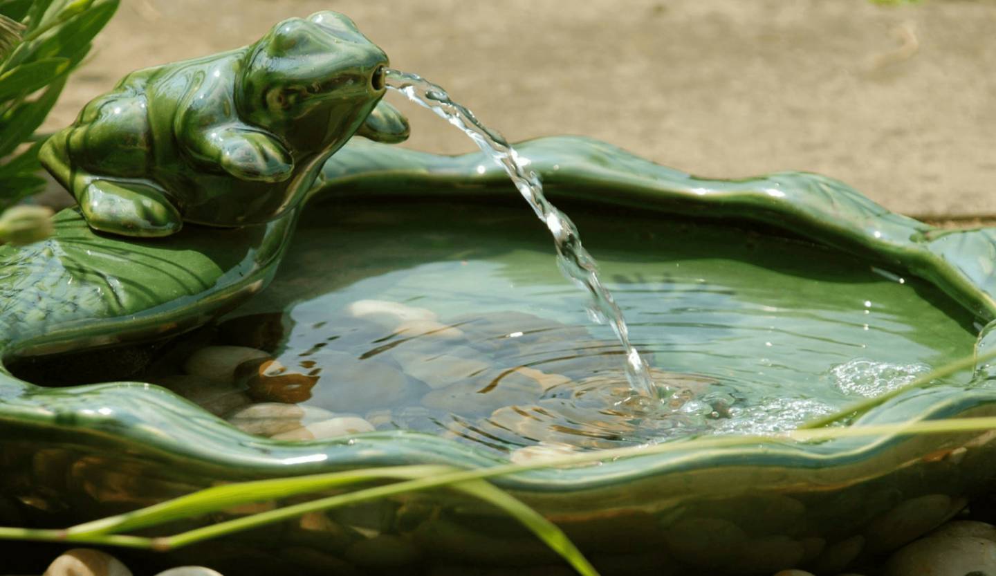 Primrose London Ceramic Solar Frog Water Feature Fontaines de jardin